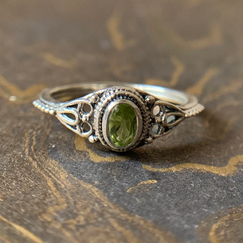 Vintage zilverkleurige ring met olijfgroene steen