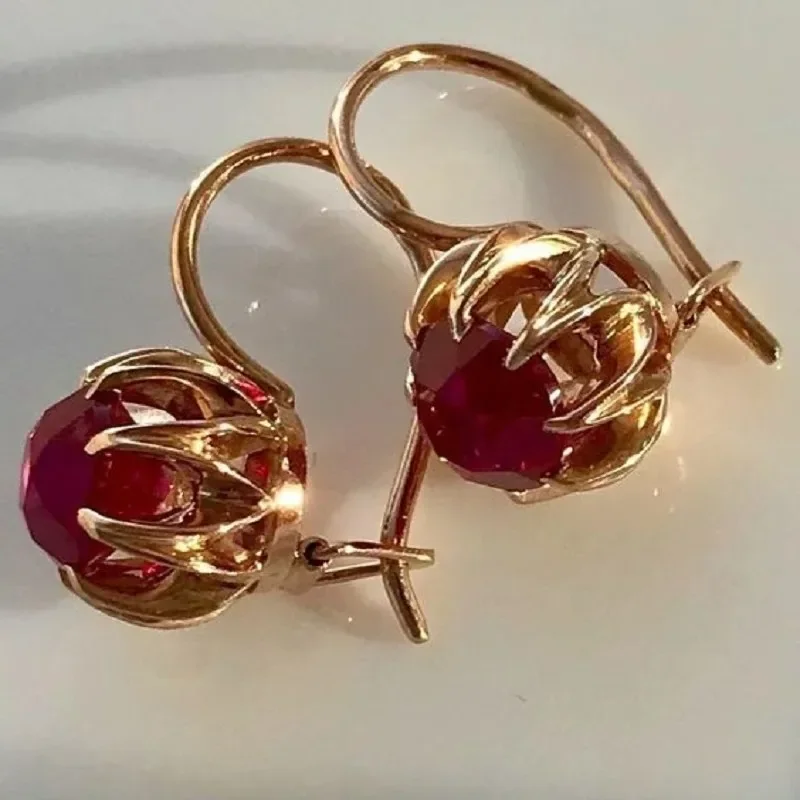 Goudkleurige oorbellen met felrode steen in vintagestijl