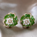 Groene emaille oorbellen met parels