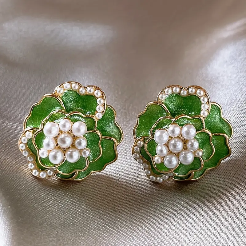 Groene emaille oorbellen met parels