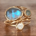 Ring i vintagestil med indfattet blå månesten