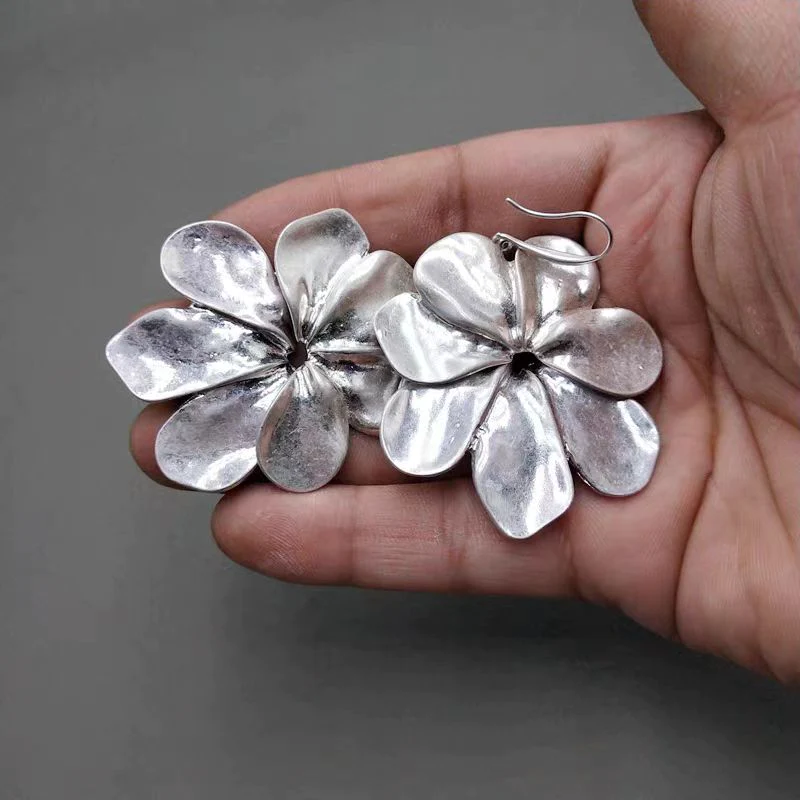 Zilverkleurige oorknopjes met dubbele bloem in vintagestijl