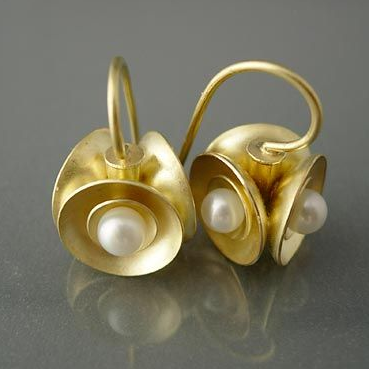 Brincos Flor com Pérola Incrustada Dourados Estilo Vintage