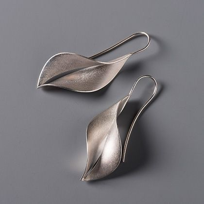 Vintage-Style Silver-Tone Sculpted Leaf Drop Earrings