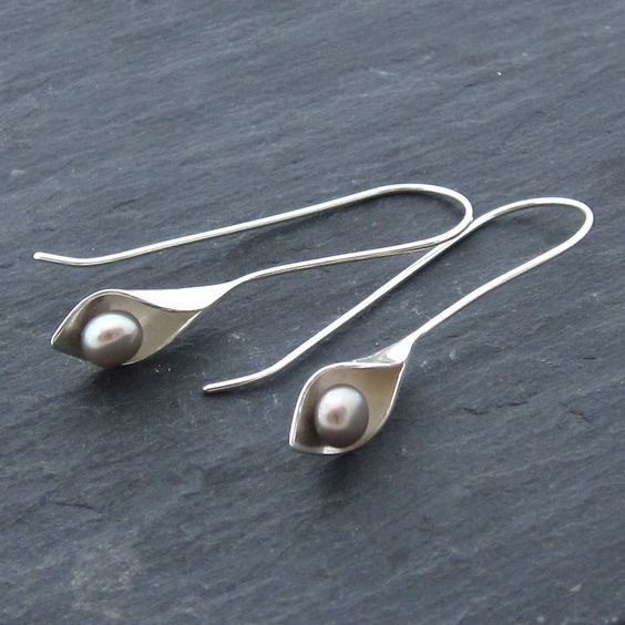 Vintage-Style Silver-Tone Calla Lily Pearl Earrings