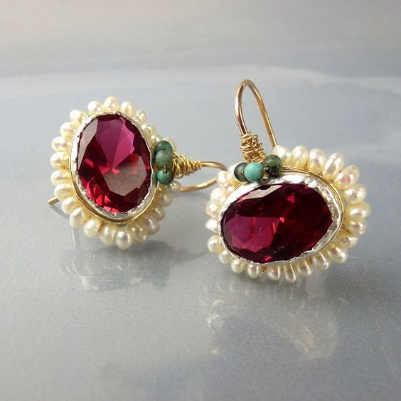 Brincos com Cristal Vermelho Incrustado e Pérola Estilo Vintage