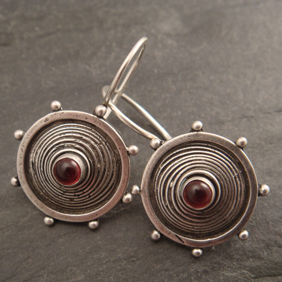Vintage zilverkleurige oorbellen ingelegd met rode steen