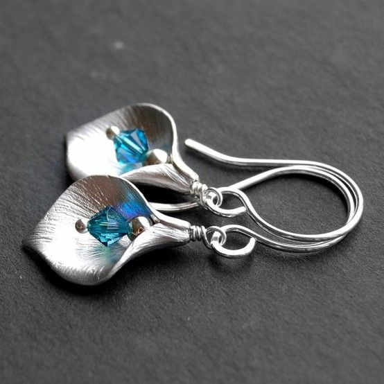 Boucles d'oreilles lotus serties de zircons bleus style vintage