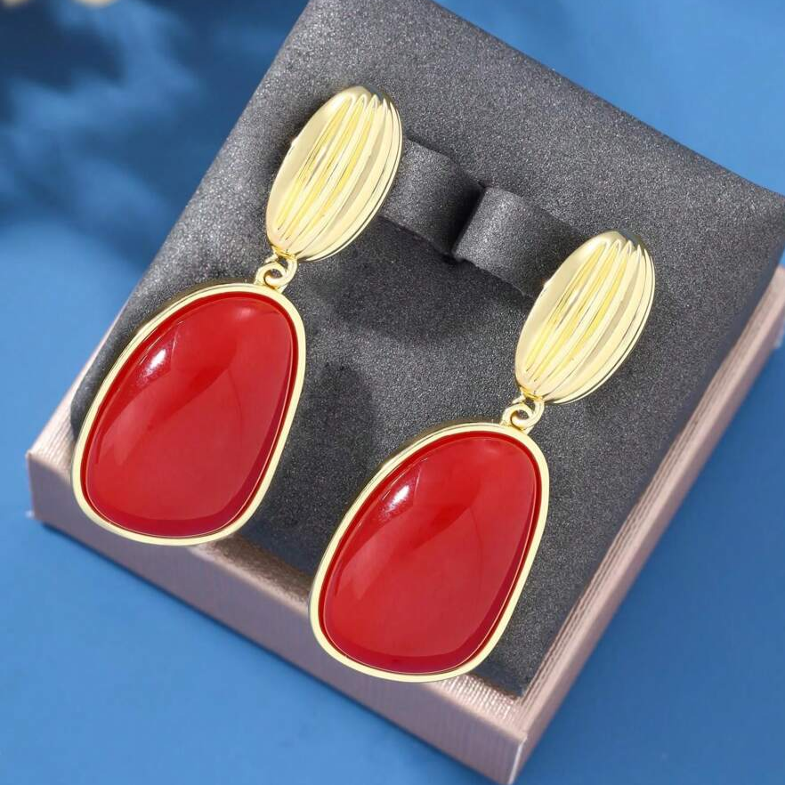 Vintage goudkleurige statement-oorhangers met rode steen