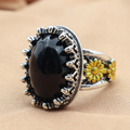 Zilverkleurige ring met ingelegde zwarte steen in vintagestijl