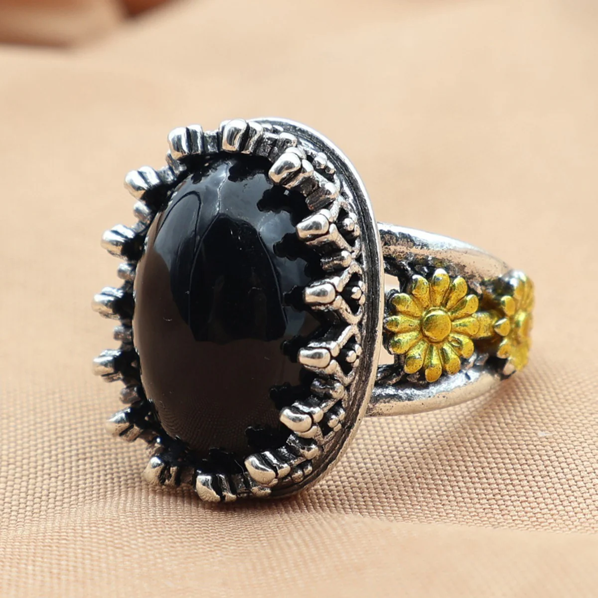 Zilverkleurige ring met ingelegde zwarte steen in vintagestijl