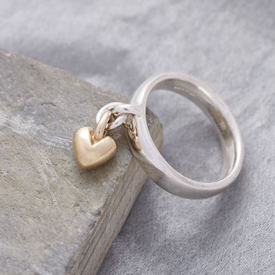 Zilverkleurige ring met bungelend hart in vintagestijl