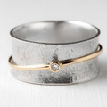 Sølvfarvet ring i vintagestil med guldfarvet linje og zirkonia