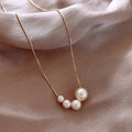 Goudkleurige schakelketting met drie parels