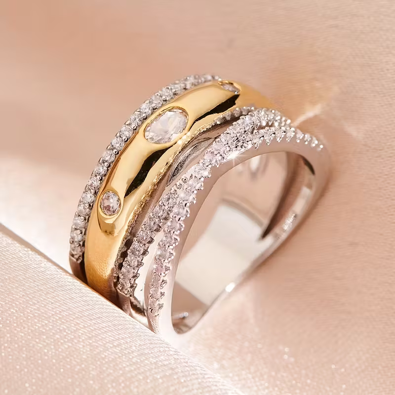 Brede gekruiste boho ring met kristalrijen