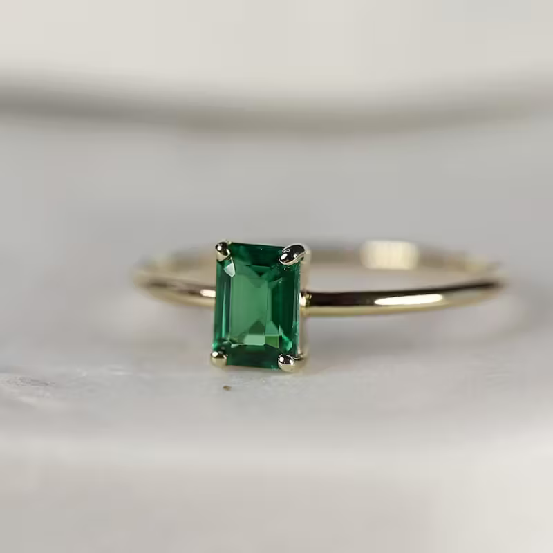 Solitairring met smaragdgeslepen groen kristal