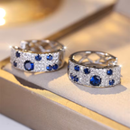 Galaxy-oorringen met blauwe en witte stenen