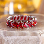 Eternityring met rood kristal