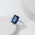 Ring met smaragdgeslepen steen