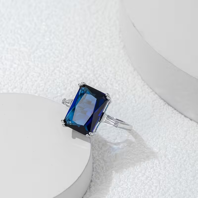Ring met smaragdgeslepen steen