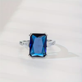 Ring met smaragdgeslepen steen