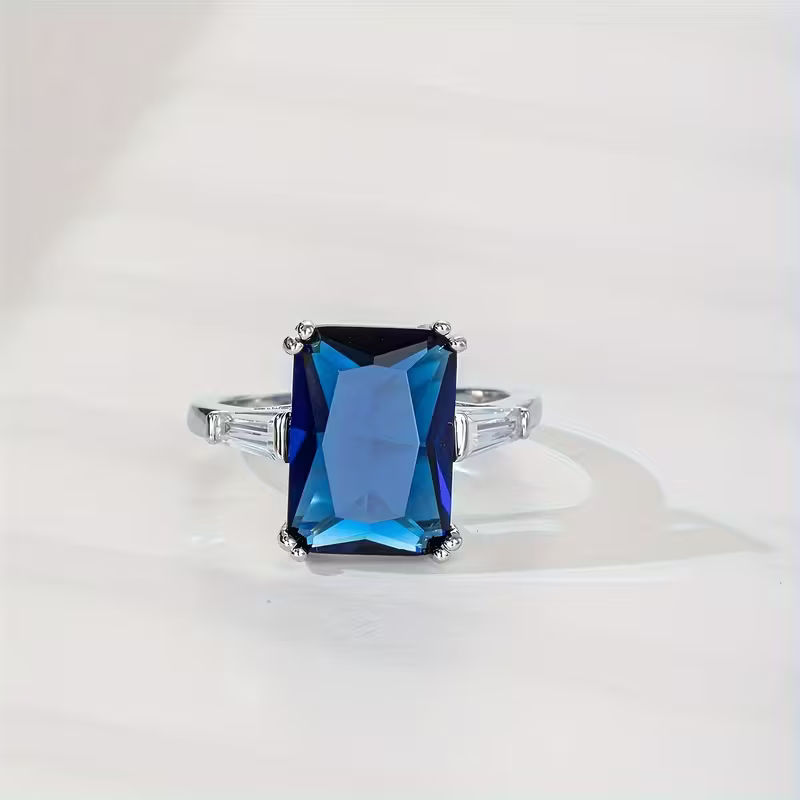 Ring met smaragdgeslepen steen
