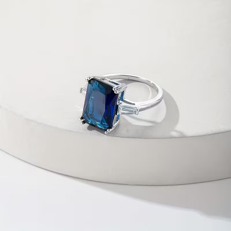 Ring met smaragdgeslepen steen
