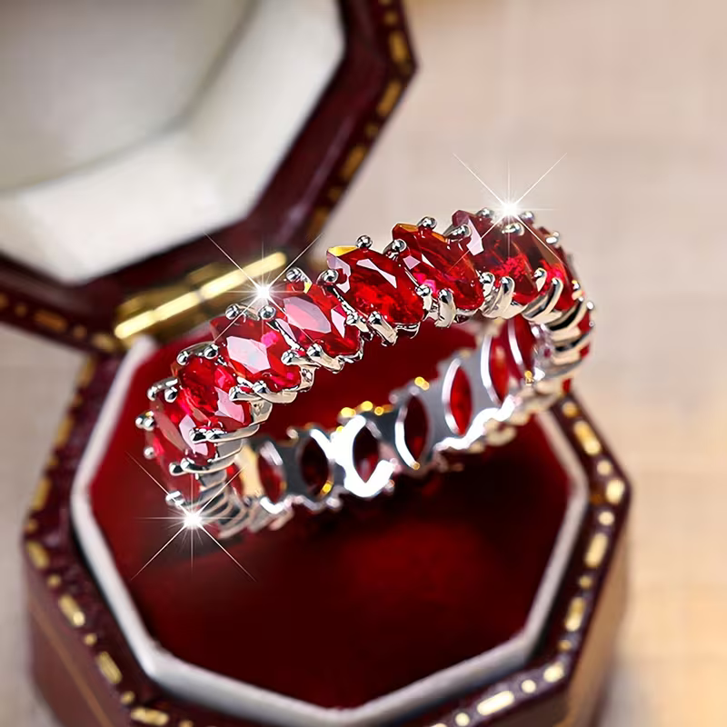 Eternityring met rood kristal