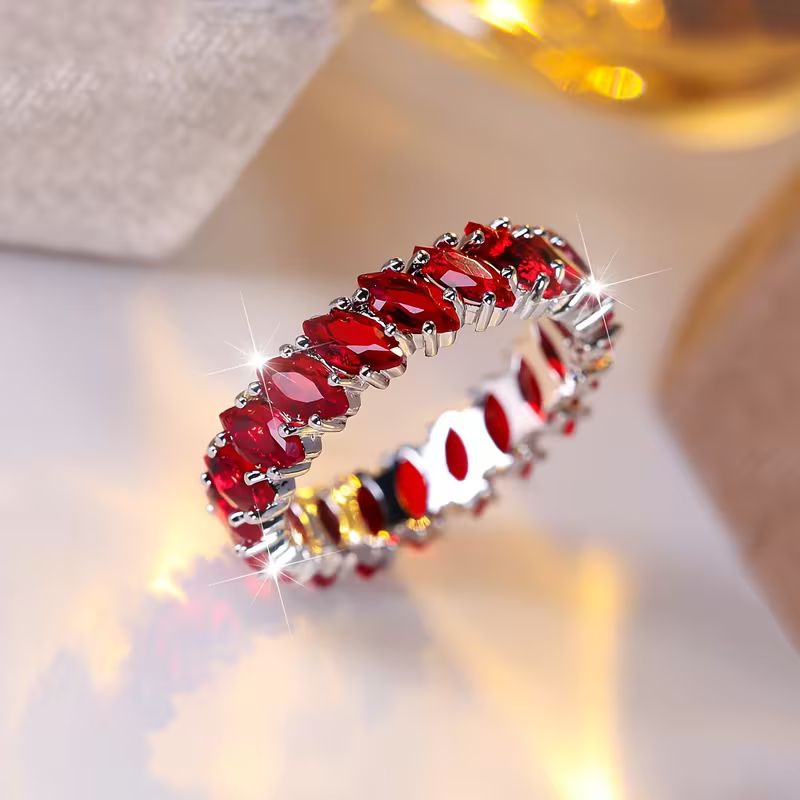 Eternityring met rood kristal