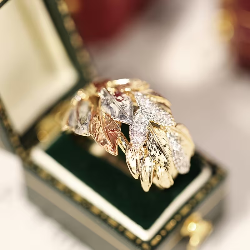 Goudkleurige ring met bladharmonie