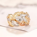 Goudkleurige ring met bladharmonie