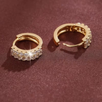 Goudkleurige pavé-huggie-oorringen met dubbele rij