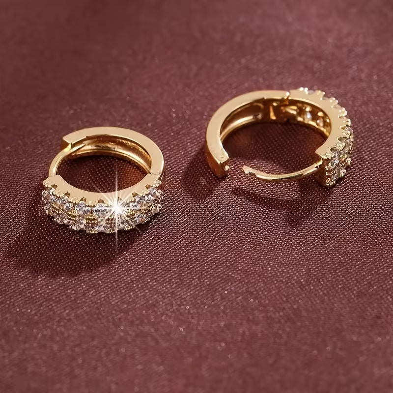 Goudkleurige pavé-huggie-oorringen met dubbele rij