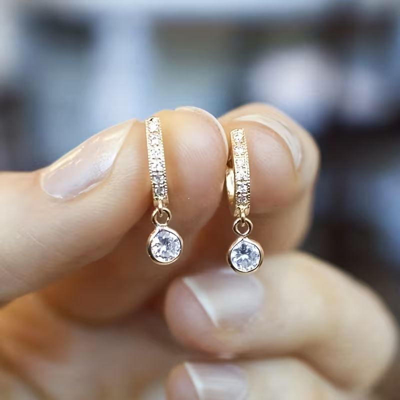 Goudkleurige pavé-oorhangers