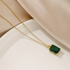 Hanger met smaragdlook aan paperclipketting