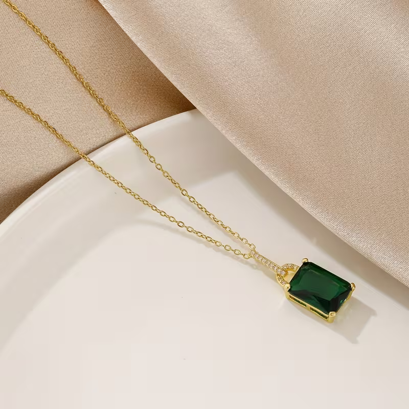 Hanger met smaragdlook aan paperclipketting