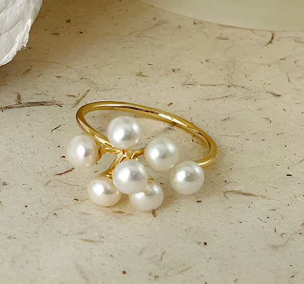 Open goudkleurige ring met cluster van parellook-kralen
