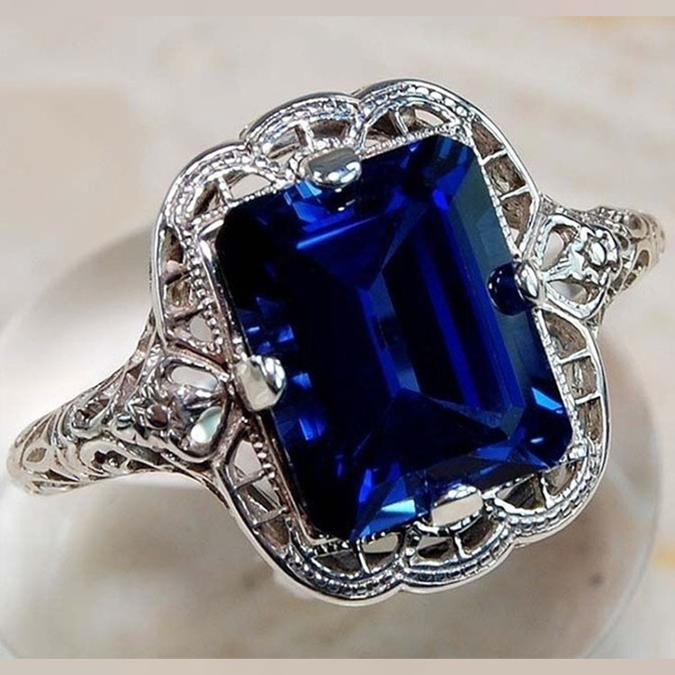Vintage zilverkleurige ring ingelegd met blauw glas