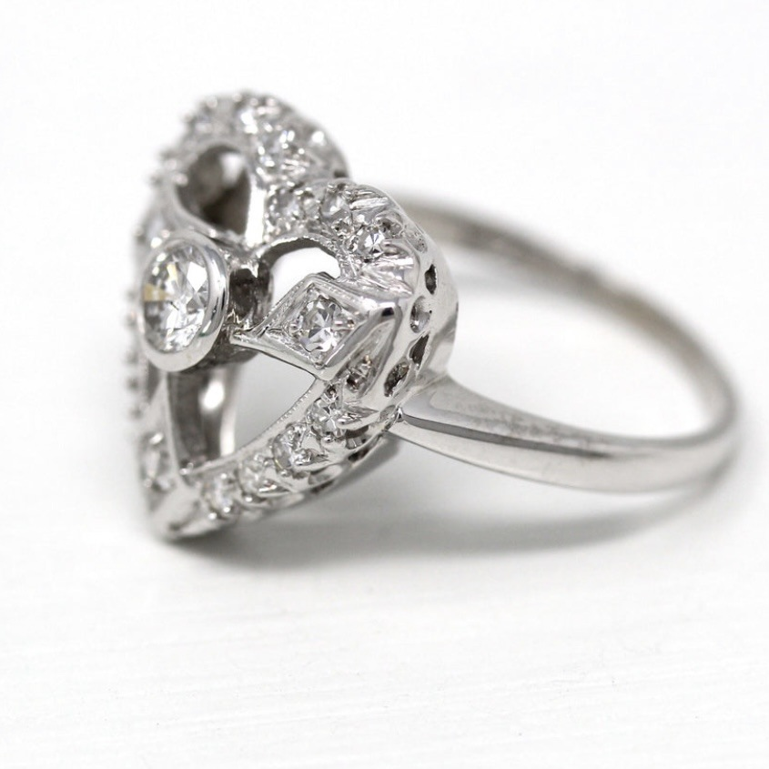 Glanzende zilverkleurige hartring in vintagestijl