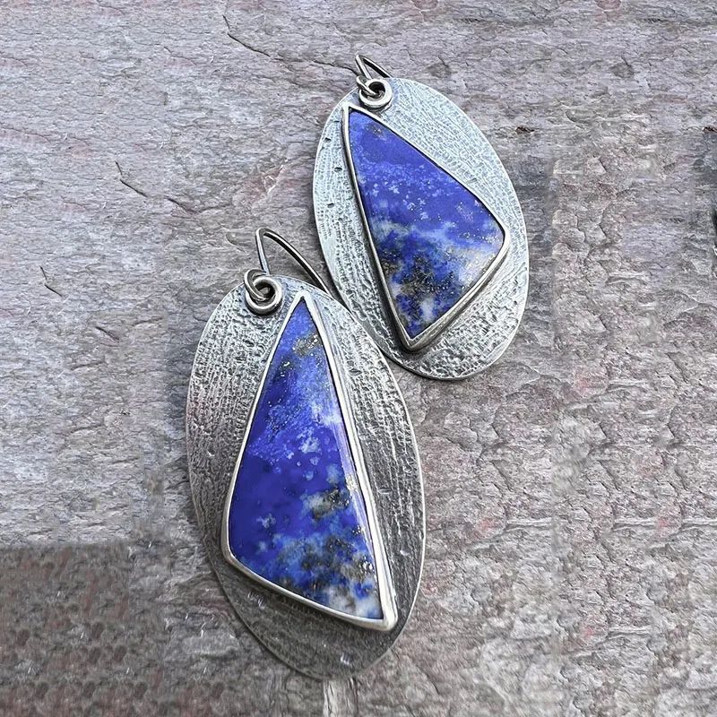 Zilverkleurige en blauwe oorbellen in vintagestijl