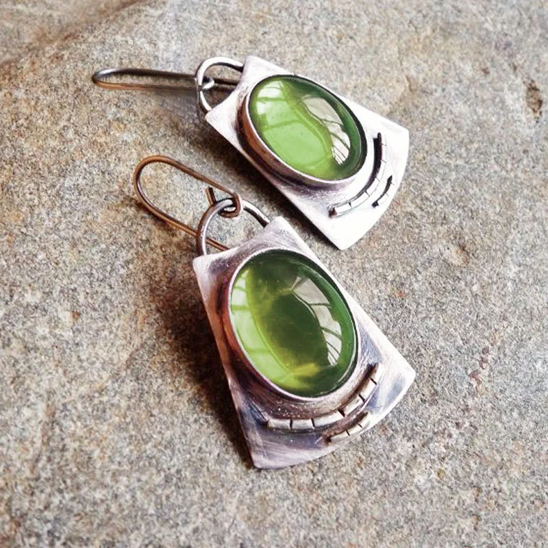 Vintage zilverkleurige oorbellen ingelegd met groen glas