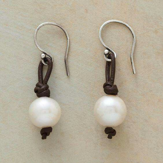 Vintage oorbellen met parel en leer