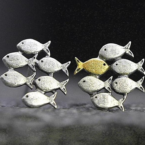 Zilver- en goudkleurige visoorbellen in vintagestijl