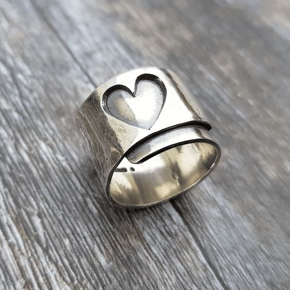 Verzilverde hartring in vintagestijl