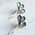 Oorbellen met zwarte lotus in vintagestijl