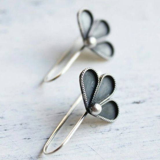 Oorbellen met zwarte lotus in vintagestijl