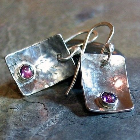 Zilverkleurige vierkante oorbellen met paarse steen in vintagestijl