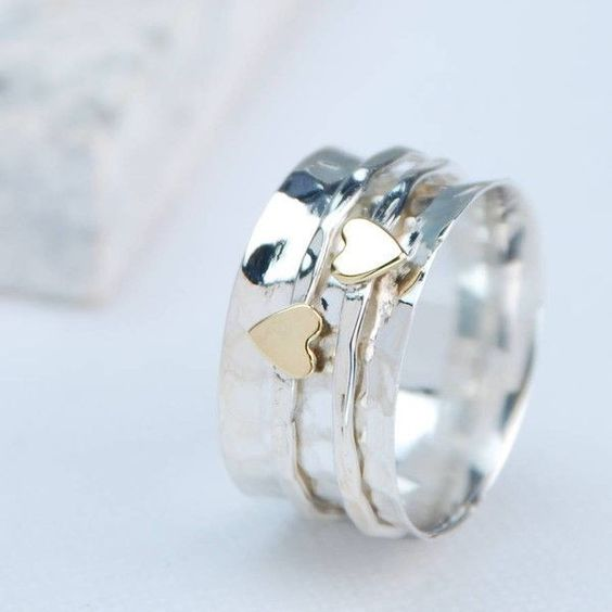 Ring met dubbel goudkleurig hart in vintagestijl