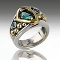 Vintage onregelmatige ring met groen kristal