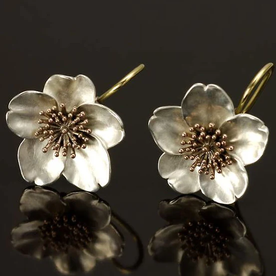 Zilverkleurige bloesemoorbellen met goudkleurig midden in vintagestijl